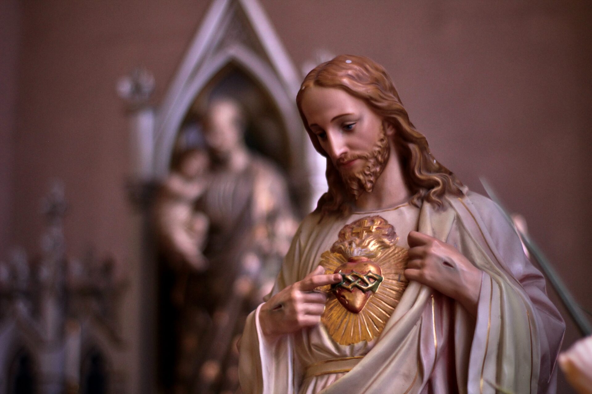 A statue of jesus holding a heart.